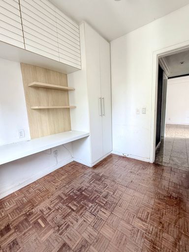 Quarto com armário