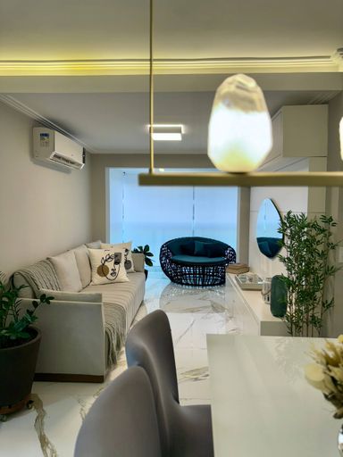 Sala com varanda integrada, marcenaria e iluminação diferenciada