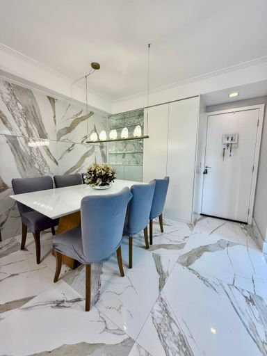 Sala com varanda integrada, marcenaria e iluminação diferenciada