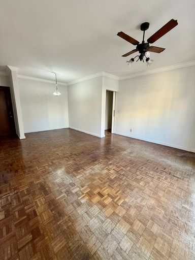 Sala ampla com varanda