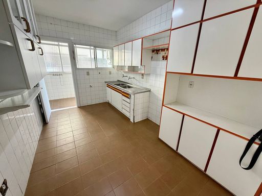 Cozinha ampla separada da área de serviço