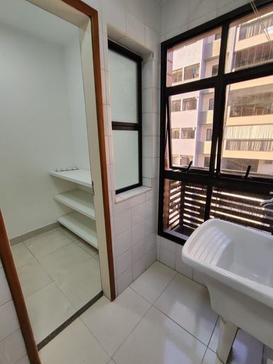 Cozinha ampla com dependencia completa