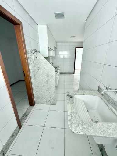 Cozinha ampla com armários