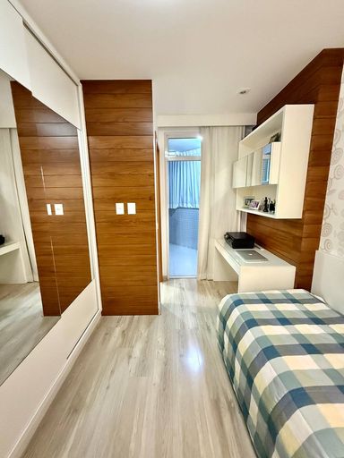 Suíte com armários embutidos e banheiro com ventilação natural