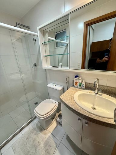 Suíte com armários embutidos e banheiro com ventilação natural