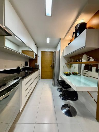 Cozinha ampla com marcenaria completa
