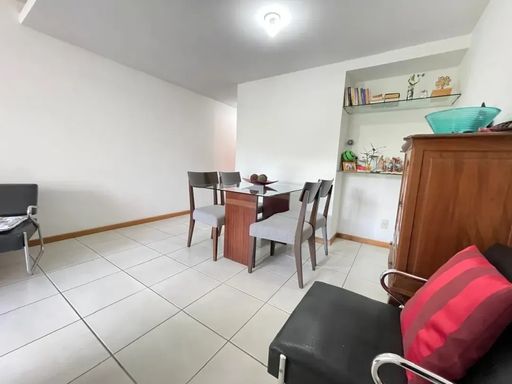 Sala com VarSala com Varandaanda
