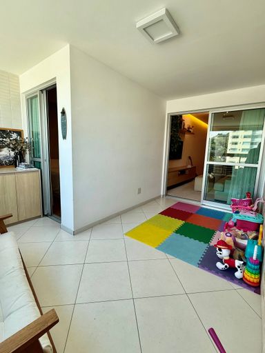 Sala com varandão, iluminação embutida e climatizada