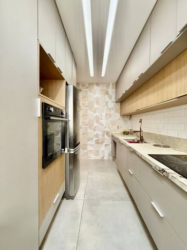 Cozinha com marcenaria embutida e Fogão eletrico embutido