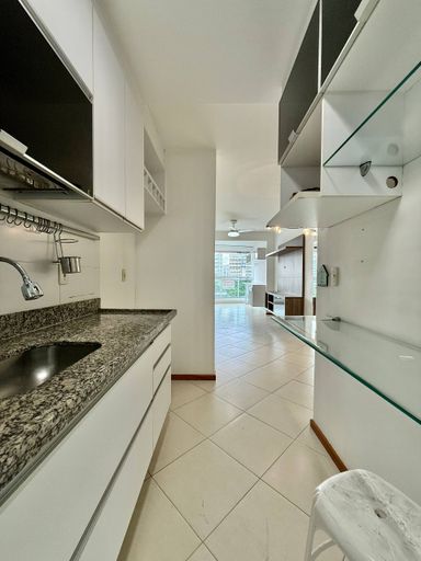 Cozinha com armários embutidos e integrada com sala