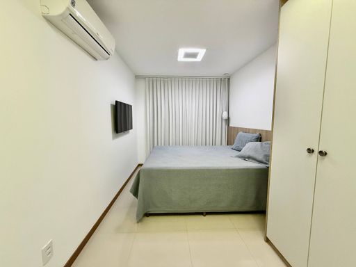 Suíte com armário embutido