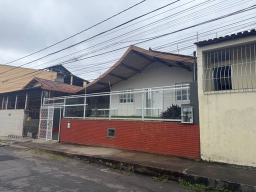 Casa linear para locação em Manoel Plaza, com quintal, piscina, churrasqueira