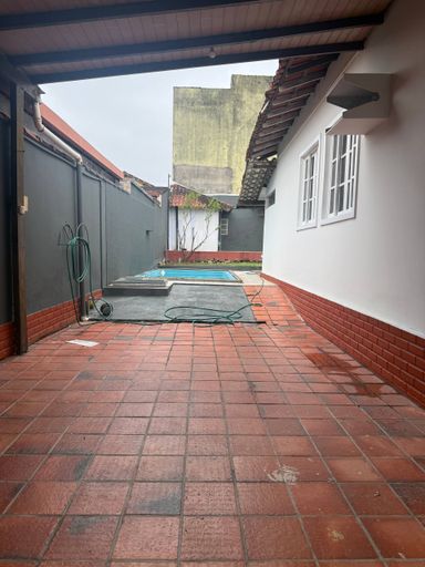 Casa linear para locação em Manoel Plaza, com quintal, piscina, churrasqueira