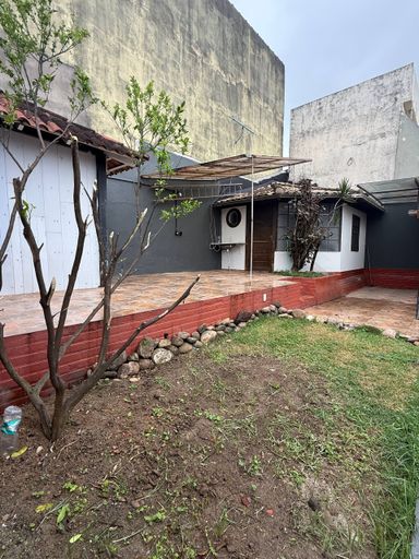 Casa linear para locação em Manoel Plaza, com quintal, piscina, churrasqueira