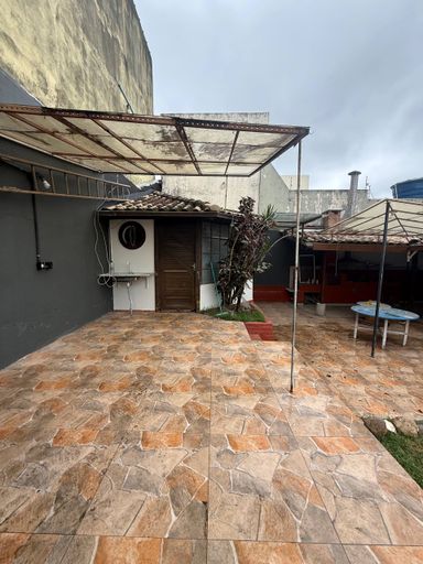 Casa linear para locação em Manoel Plaza, com quintal, piscina, churrasqueira