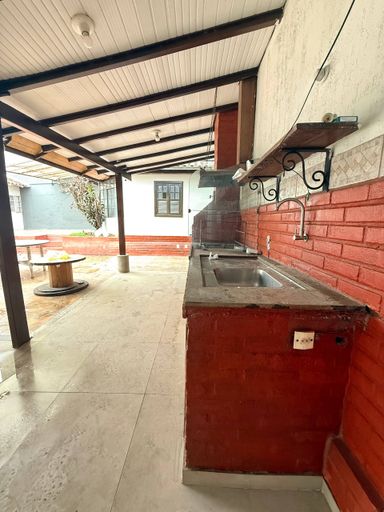 Casa linear para locação em Manoel Plaza, com quintal, piscina, churrasqueira