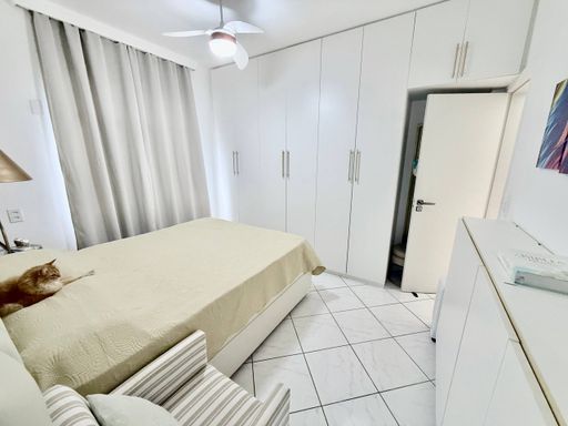 Suíte com armários embutidos