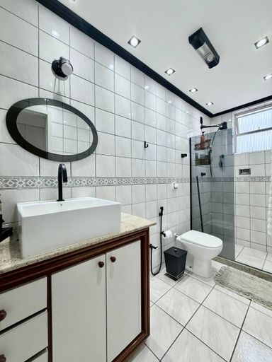 Suíte com armários embutidos