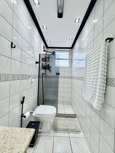 Suíte com armários embutidos