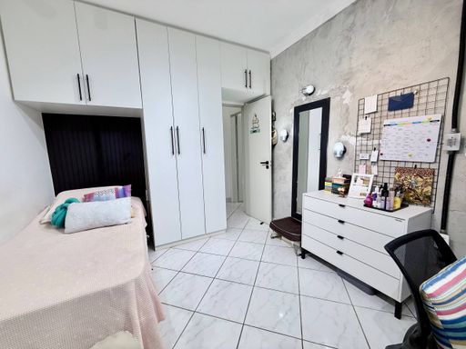 Quarto com armários