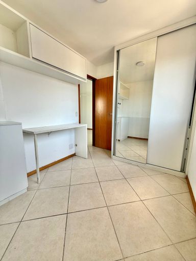 Quarto com armários