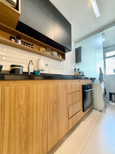 Cozinha com ármários embutidos