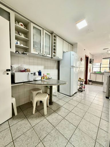 Cozinha ampla com bancada de refeições