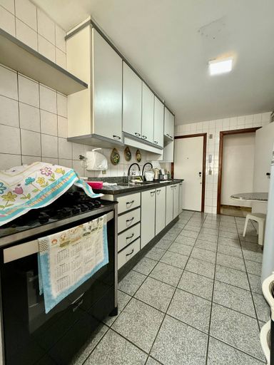 Cozinha ampla com bancada de refeições