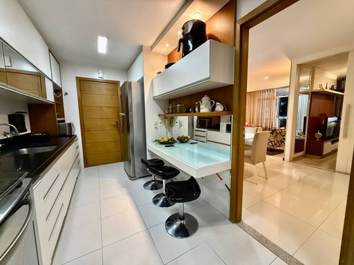Cozinha ampla com marcenaria completa