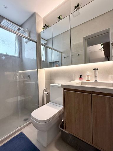 Banheiro sutie com marcenaria e ventilacao natural