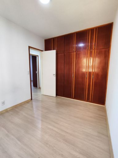 Quarto com armário