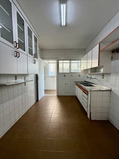 Cozinha ampla separada da área de serviço