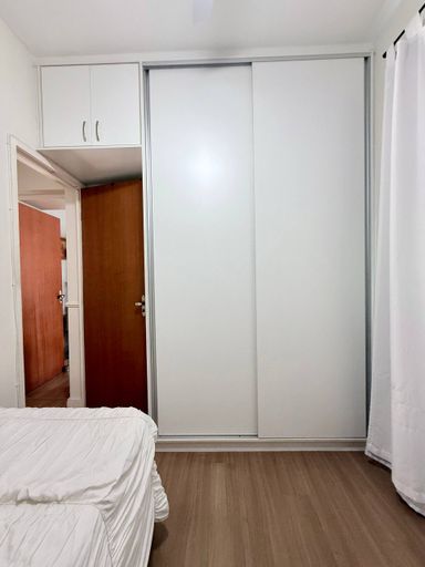 Quarto com armário