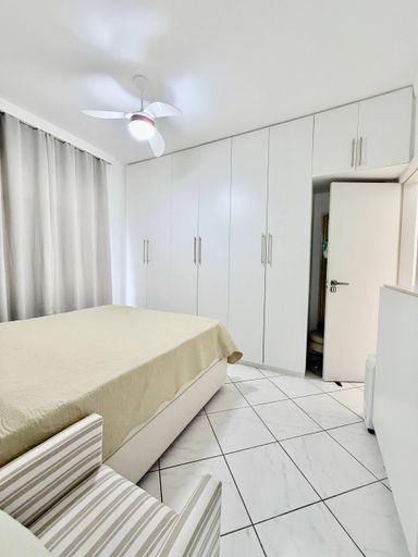 Suíte com armários embutidos