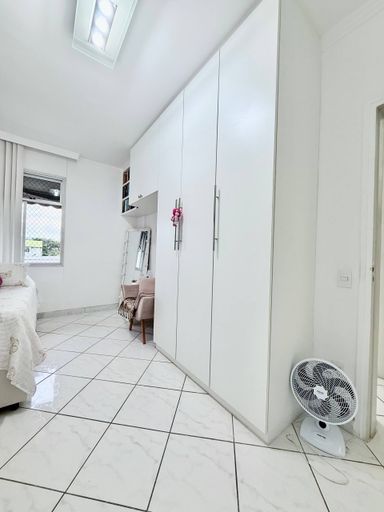 Quarto com armários