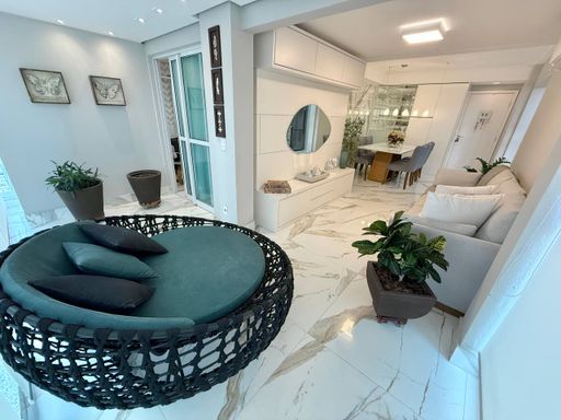 Sala com varanda integrada, marcenaria e iluminação diferenciada