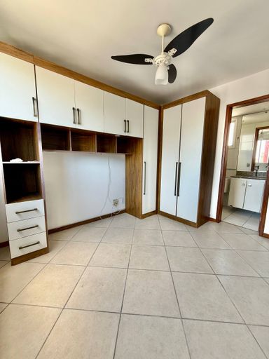 Suite com armarios embutidos