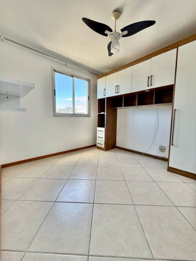 Suite com armarios embutidos