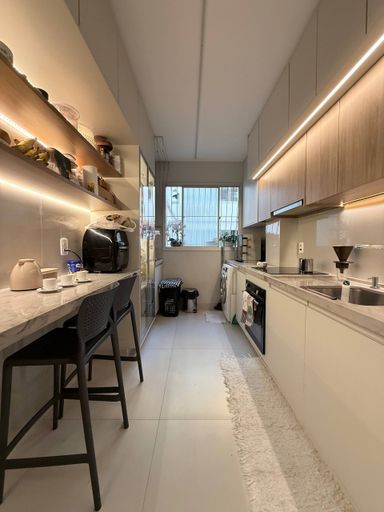 Cozinha com armários e mobilia completa