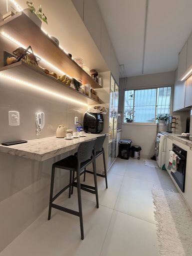 Cozinha com armários e mobilia completa