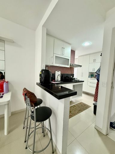Cozinha americana com armários