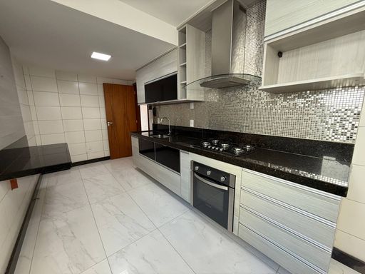 Cozinha ampla com armários embutidos