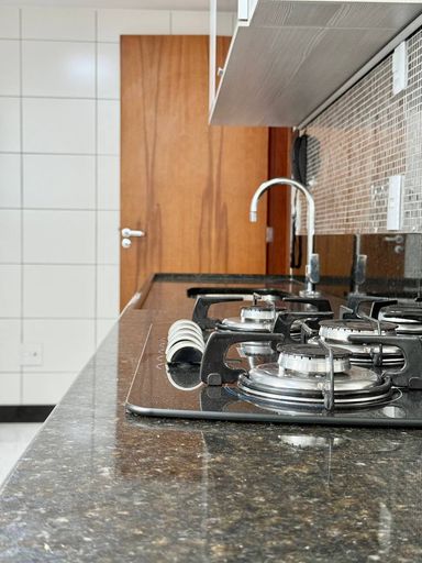 Cozinha ampla com armários embutidos