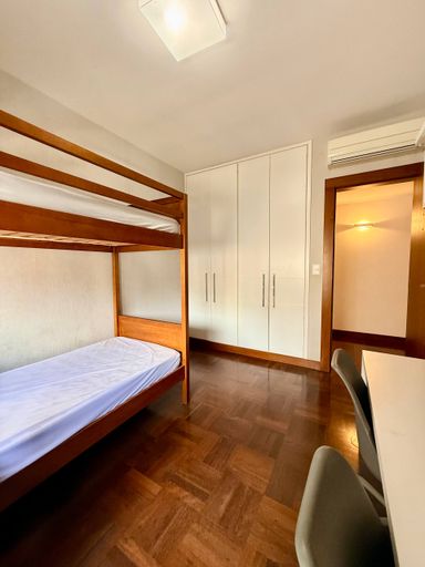Quarto com armários