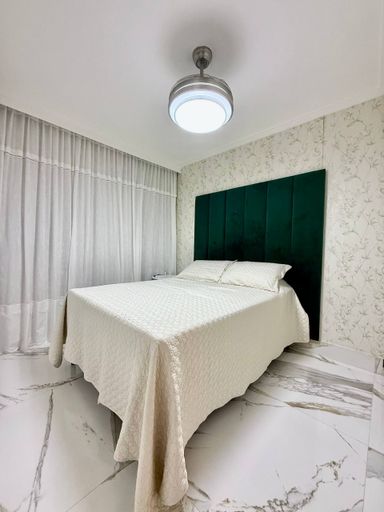 Suíte com armários e fino acabamento