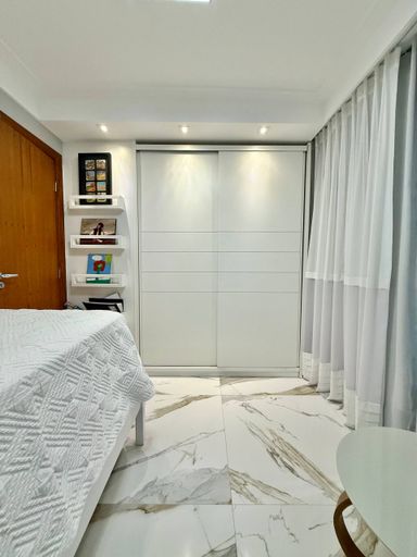 Quarto com armários embutidos