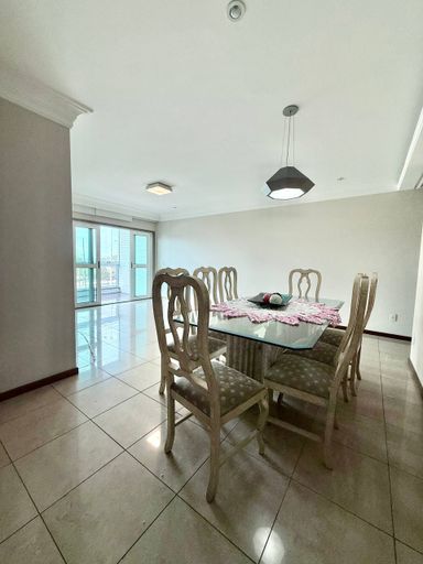 Sala com varanda de frente para o Mar