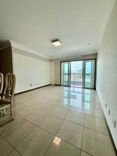 Sala com varanda de frente para o Mar