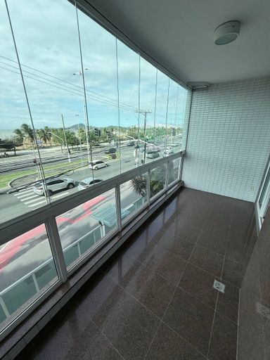 Sala com varanda de frente para o Mar
