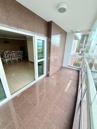 Sala com varanda de frente para o Mar